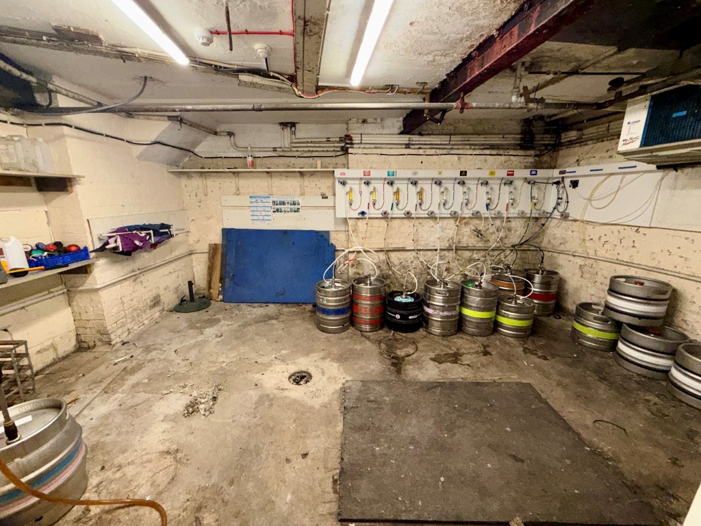Lot: 45 - COMMERCIAL INVESTMENT WITH PLANNING FOR CONVERSION OF UPPER PARTS - Basement - Room 2